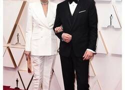Enlace a Keanu Reeves triunfa en la alfombra roja de los Oscars al llevarse a su madre como acompañante