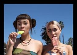 Enlace a Hay algo raro en estas chicas...