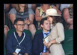 Enlace a La cara del padre de Tom Holland es un poema