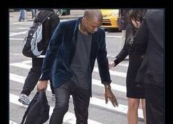 Enlace a Kanye siempre saluda