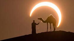 Enlace a Un eclipse solar rodea a un hombre y a su camello en esta espectacular fotografía