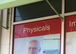 Enlace a Así se le ha quedado la cara de estudiar tantas carreras