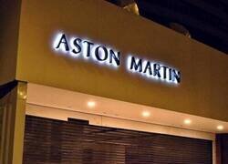 Enlace a Durmiendo frente a un concesionario de coches de lujo