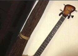 Enlace a Cuando estás haciendo una guitarra y te lías