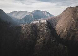 Enlace a Lo que queda del auténtico castillo de Drácula