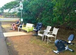 Enlace a A falta de asientos, los vecinos llevaron los suyos