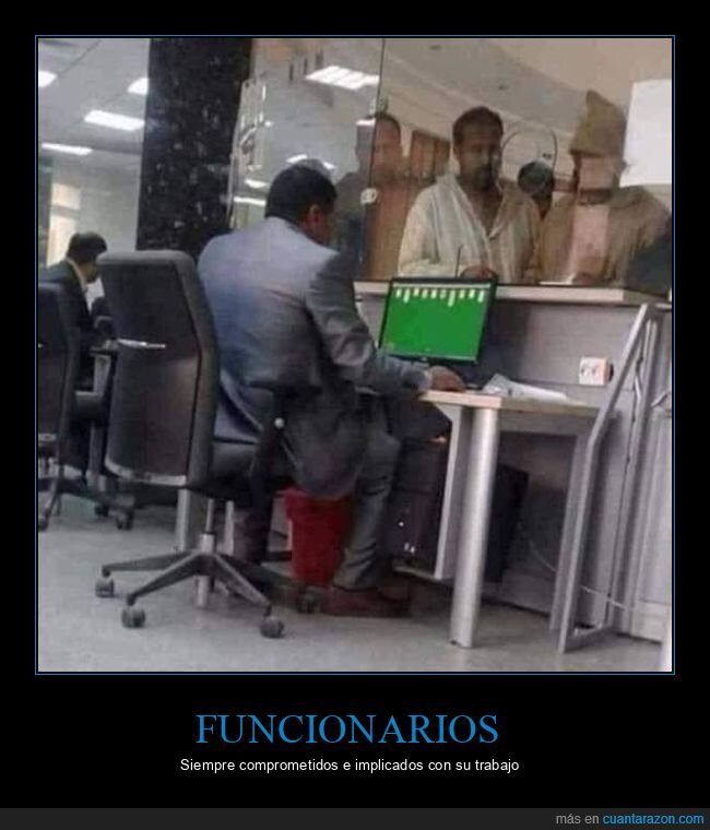 funcionario,jugando,solitario