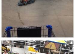 Enlace a Personas paseando por Walmart de formas realmente extrañas
