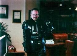 Enlace a Extraña foto de Spielberg disfrazado de Darth Vader