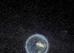 Enlace a Por si no fuera suficiente con la basura de la Tierra...