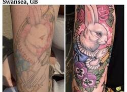 Enlace a Tatuadores que taparon malos diseños con algo genial