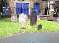 Enlace a Parque infantil + Cementerio