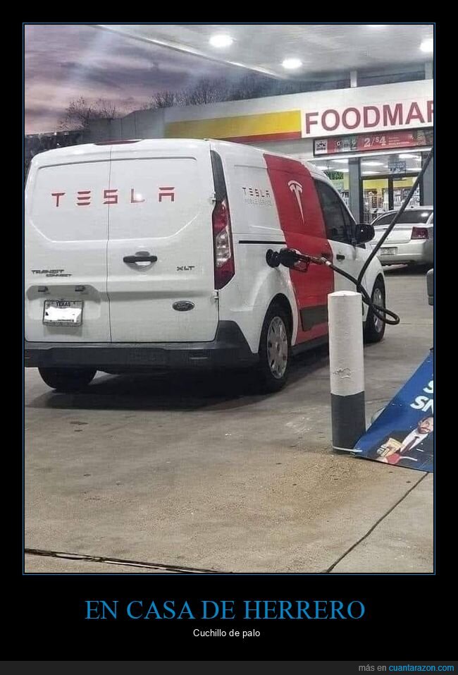 furgoneta,tesla,gasolinera