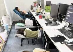 Enlace a Romantizar las horas en la oficina