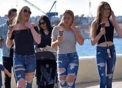 Enlace a Con los vaqueros así, a saber qué les habrá pasado pobres chicas