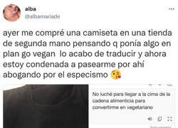 Enlace a Lo que pasa cuando compras una camiseta sin saber qué pone