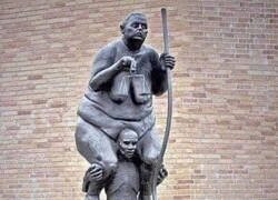 Enlace a Escultura en honor a la justicia