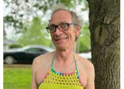 Enlace a Esta familia se lo pasa genial ayudando a su hija a vender prendas de ganchillo