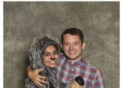 Enlace a Imágenes muestran que nadie se hace mejores fotos con los fans que Elijah Wood
