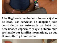 Enlace a Este padre soltero adoptó a una niña con síndrome de Down, y está creciendo maravillosamente