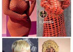 Enlace a Este chico italiano triunfa al imitar a los famosos y sus vestidos imposibles con cosas que tiene en casa