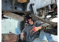 Enlace a La mecánica con las uñas más largas que repara coches y rompe estereotipos