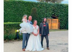 Enlace a La leyenda de Keanu Reeves sigue creciendo tras un tierno encuentro con un fan de 9 años