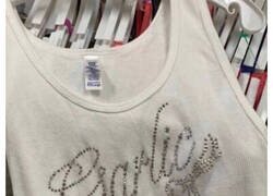 Enlace a Camisetas «malditas» con mensajes tan raros que había que compartirlos