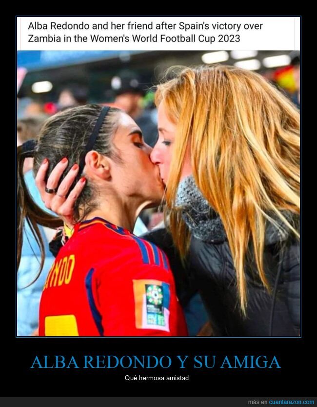 amigas,beso,fútbol femenino,pareja
