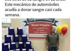 Enlace a Publicaciones reconfortantes sobre personas geniales ayudando a los demás
