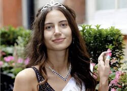 Enlace a Ni falta que le hace el maquillaje