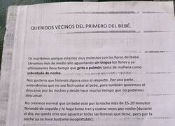 Enlace a Estos vecinos, hartos de los llantos de un bebé ponen esta nota nada amigable en el ascensor
