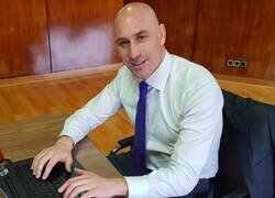 Enlace a Rubiales presenta su dimisión
