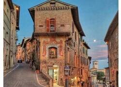 Enlace a Las mejores respuestas-burla de españoles a un tweet de una foto de un pueblecillo de Italia