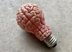 Enlace a Nunca he sabido por qué asocian una bombilla con ideas