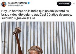Enlace a 50 años con el brazo en alto