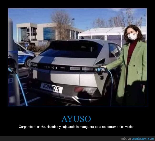 ayuso,coche eléctrico,sujetando,manguera,políticos