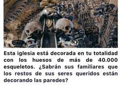 Enlace a Este artista decoró una iglesia con huesos de más de 40.000 esqueletos