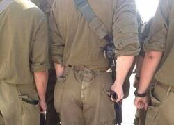 Enlace a Aún no se había terminado de despertar cuando empezó a vestirse