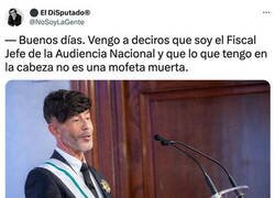 Enlace a Le queda muy natural