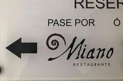 Enlace a Entre el nombre y el logo...