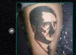 Enlace a Enseñando el tatuaje a la abuela