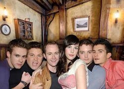 Enlace a Liv Tyler con los Hobbits y Legolas