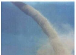 Enlace a La historia de la foto de la chica del tornado