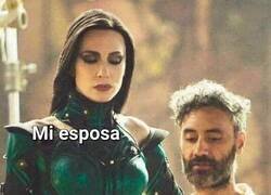 Enlace a Está de rodillas suplicando