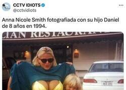 Enlace a Madre e hijo posando para la foto