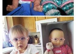Enlace a Niños que son asombrosamente Idénticos a sus muñecos