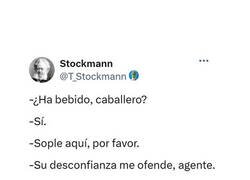 Enlace a Policía desconfiado