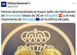 Enlace a Una de estas dos monedas es falsa