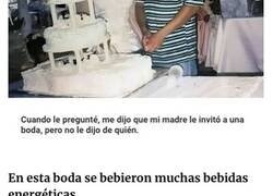 Enlace a Novios que no se molestaron en vestirse bien ni en su propia boda